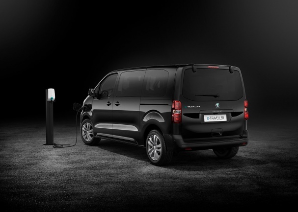 Nový Peugeot e-Traveller, tento spojenec mobility pro vaše pracovní i soukromé cesty, je nyní k dispozici se 100% elektrickým pohonem. Nový Peugeot e-Traveller je dokonalým představitelem koncepce zna