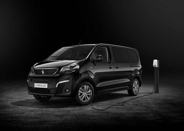 POTĚŠENÍ Z JÍZDY Nový Peugeot e-Traveller kombinuje kompaktní vnější rozměry s maximální nosností. Baterie jsou umístěny pod podlahou, takže nijak nezmenšují objem zavazadlového prostoru ani počet sed