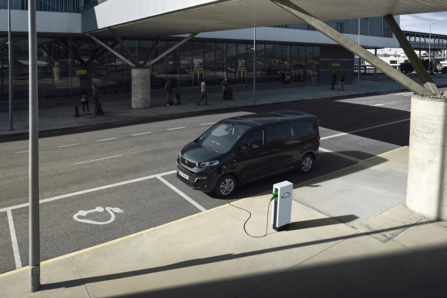 Nový Peugeot e-Traveller byl stvořen pro uspokojení potřeb firemních i soukromých zákazníků. Je k dispozici ve dvou modelových řadách – Traveller (Combispace) a Traveller Business (Shuttle) určených p