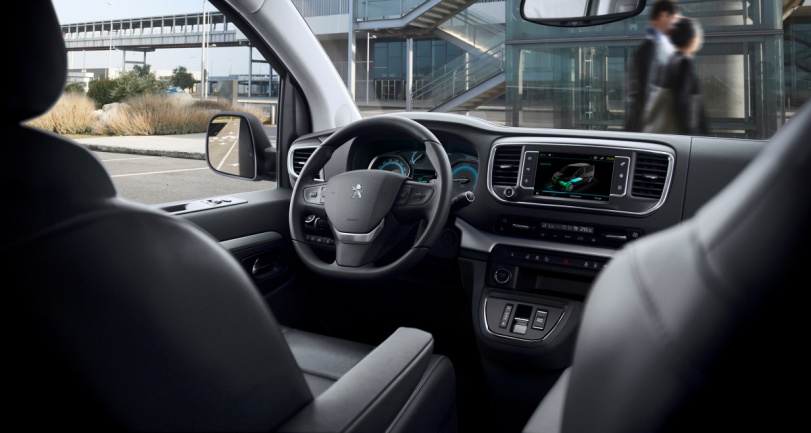 Nový Peugeot e-Traveller je věrný koncepci označované jako „power of choice“. Zachovává si sebevědomý elegantní styl verze se spalovacím motorem. Elektrická verze má však několik specifických rysů.  d