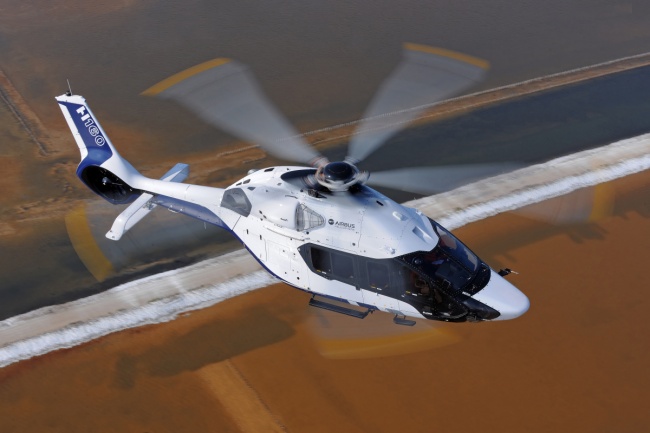 Výsledkem jejich práce je futuristický tvar vrtulníku H160, který podtrhují i protáhlá okna. Z plynulých elegantních linií vrtulníku H160 čiší efektivnost a tichý provoz stroje