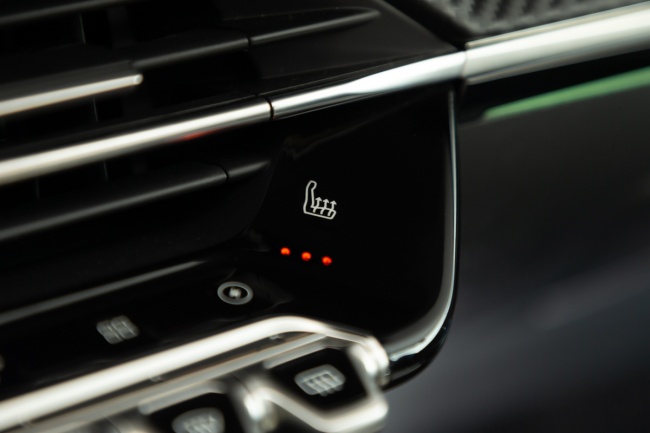 Stupeň výbavy GT je v rámci modelové řady 208 vyhrazen pro 100% elektrickou verzi, tedy pro vůz Peugeot e-208, kde podtrhuje stimulující potěšení z jízdy spojené s tímto druhem pohonu.