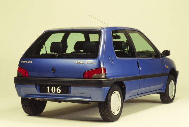 Značka Peugeot také poskytla majitelům modelu 106 široký výběr příslušenství a mnoho zákazníků modelu 106 Premium se rozhodlo doplnit si svůj vůz o šestipaprsková litá kola a dřevěnou povrchovou úprav