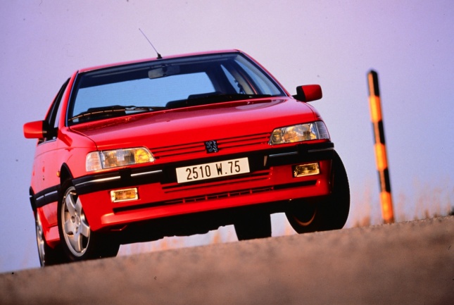 Peugeot 405 Turbo 16 Rallye-Raid, kupé odvozené od sedanu 405, nahradil na afrických pouštích předchozí model 205 Turbo 16 a v letech 1989 a 1990 vyhrál s  Ari Vatanenem dvakrát po sobě rallye Paříž-D