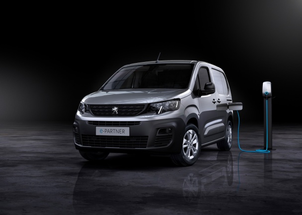 Značka Peugeot s hrdostí představuje nový Peugeot e-Partner, který doplňuje vozy Peugeot e-Expert (International Van of The Year 2021) a Peugeot e-Boxer.