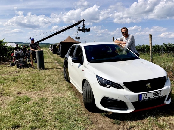 Pežoťák Lukáš Langmajer si přizval k natáčení filmu 3Bobule nadupanou 308GTi - Peugeot ve filmu