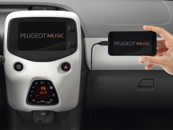 Peugeot 108 a dotykový displej propojený s mobilem