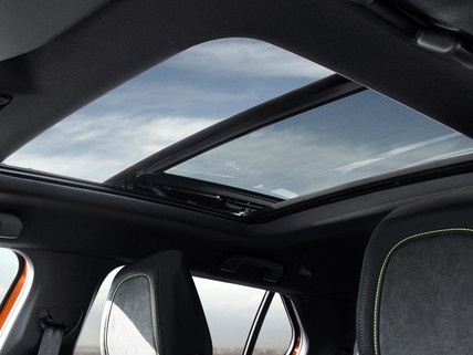 Nový Peugeot 2008 - O prvotřídní jízdní komfort se starají také prostorná zadní sedadla spolu s příjemným světlem, které do interiéru proniká panoramatickým střešním oknem.