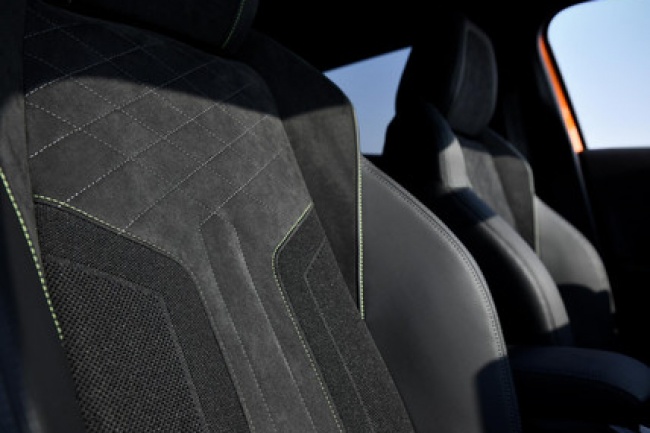 Nový Peugeot 2008 - Díky velkému a variabilnímu zavazadlovému prostorui a sklopným zadním sedadlům je kompaktní PEUGEOT 2008 mimořádně funkční a nabízí velkorysé přepravní možnosti.